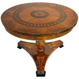 Biedermeier Center Table, Walnut Veneer, Maple Inlays, Germany circa 1830