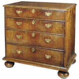 EARLY 18TH CENTURY ANTIQUE ENGLISH QUEEN ANNE WALNUT CHEST OF DRAWERS