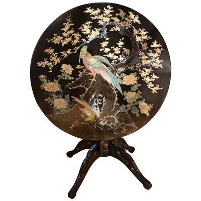 CHINESE EXPORT BLACK LACQUER AND NACREOUS INLAYED TILT TOP TABLE