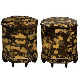 Japanese lacquer kaioke pair with mon and maple leaves