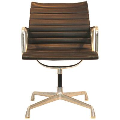 AF2-267: Herman Miller Eames Aluminum Group Management Arm Chair