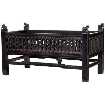 19TH CENTURY CHINESE LACQUERED CHILDS BED