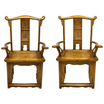 A GOOD PAIR OF XIX CENTURY CHINESE YOKE BACK SCHOLARS CHAIRS IN ELM