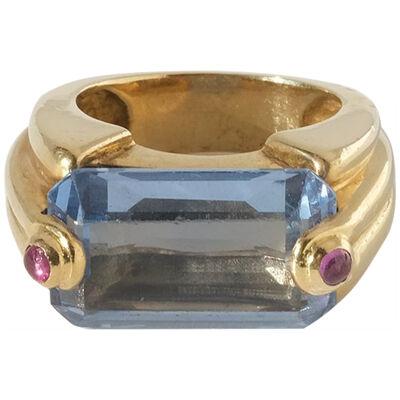 18k Gold Ring with a Baguette Cut Aquamarine