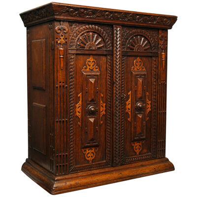 EARLY 18TH CENTURY CONTINENTAL OAK CABINET